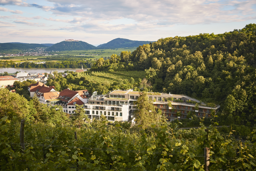 Das 4-Sterne-Superior Steigenberger Hotel & Spa Krems liegt malerisch in der Wachau und bietet einen Blick auf das nur 2 km entfernte Zentrum von Krems. Die modernen Zimmer und Suiten verfügen über einen Balkon mit Blick auf das Donautal und die Weinberge. 
