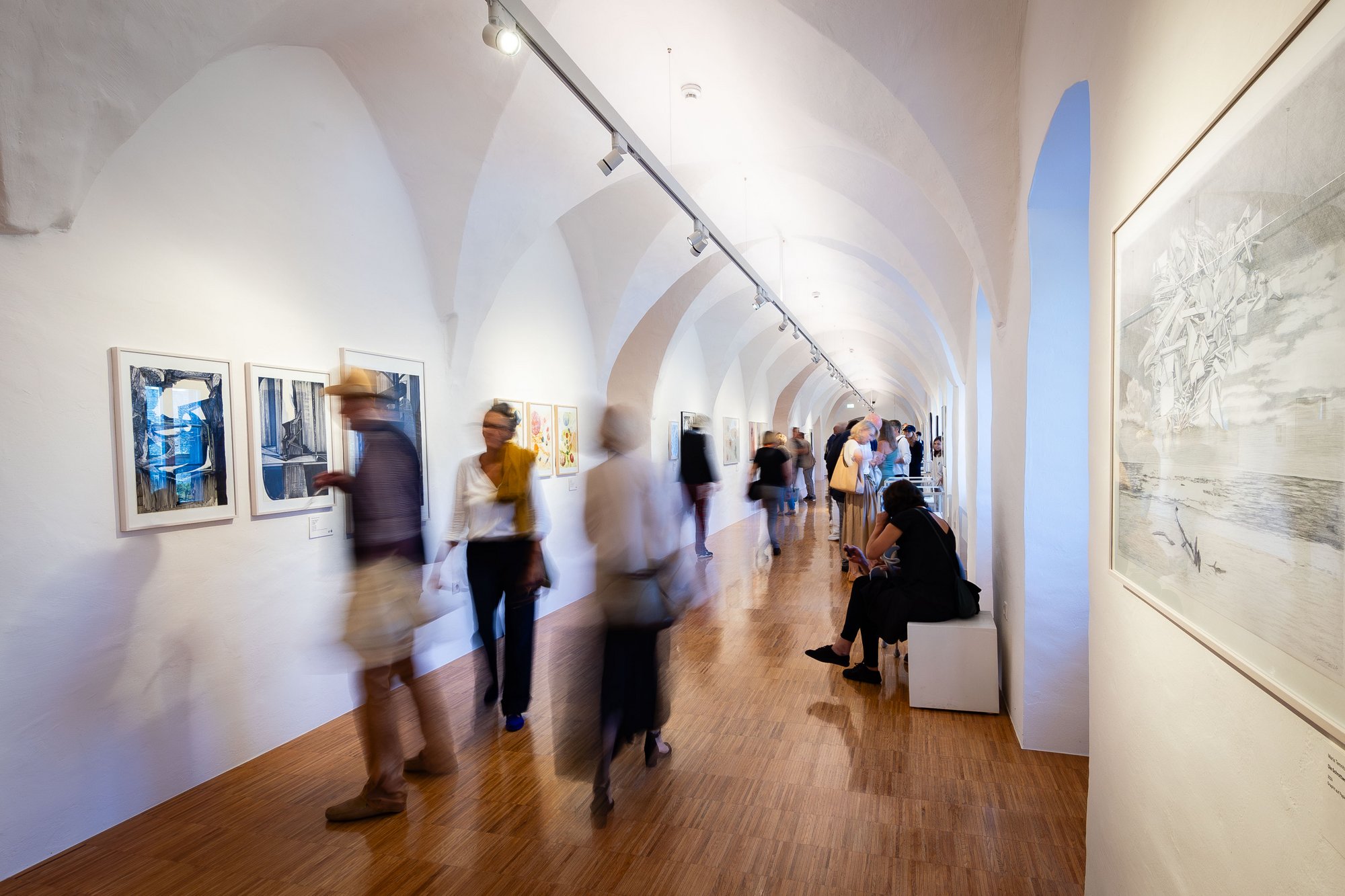 Erleben Sie das museumkrems mit Ihren besten Freund:innen, Ihrer Familie oder Kolleg:innen aus einer besonderen Perspektive bei einer exklusiven Kurator:innen-Führung. Zum Ausklang laden wir Ihre Gruppe zu Wein & Brot.