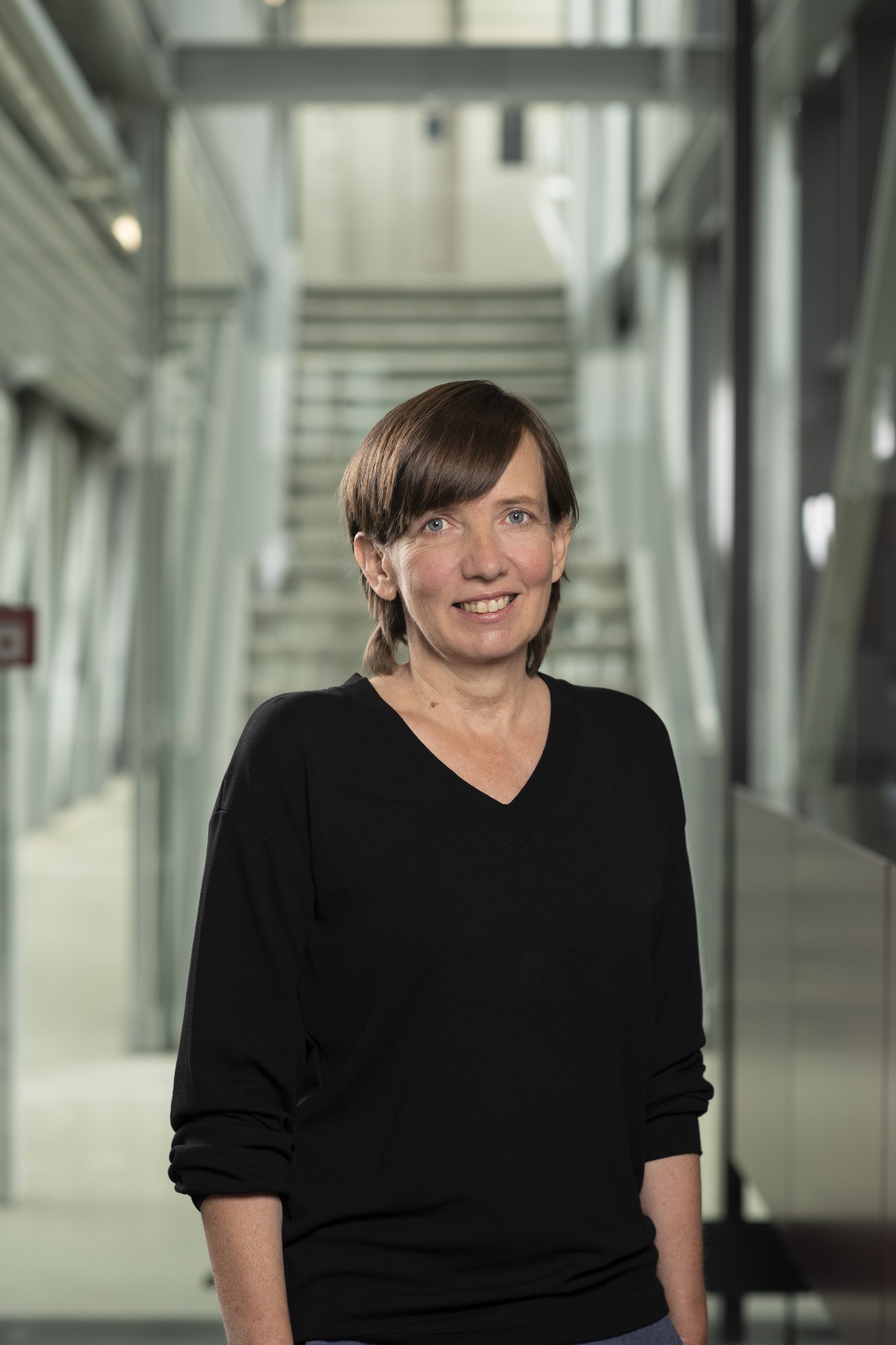 Portrait der Historikerin Edith Blaschitz, Leiterin des Stabsbereichs „Digital Memory Studies“ an der Universität für Weiterbildung Krems.