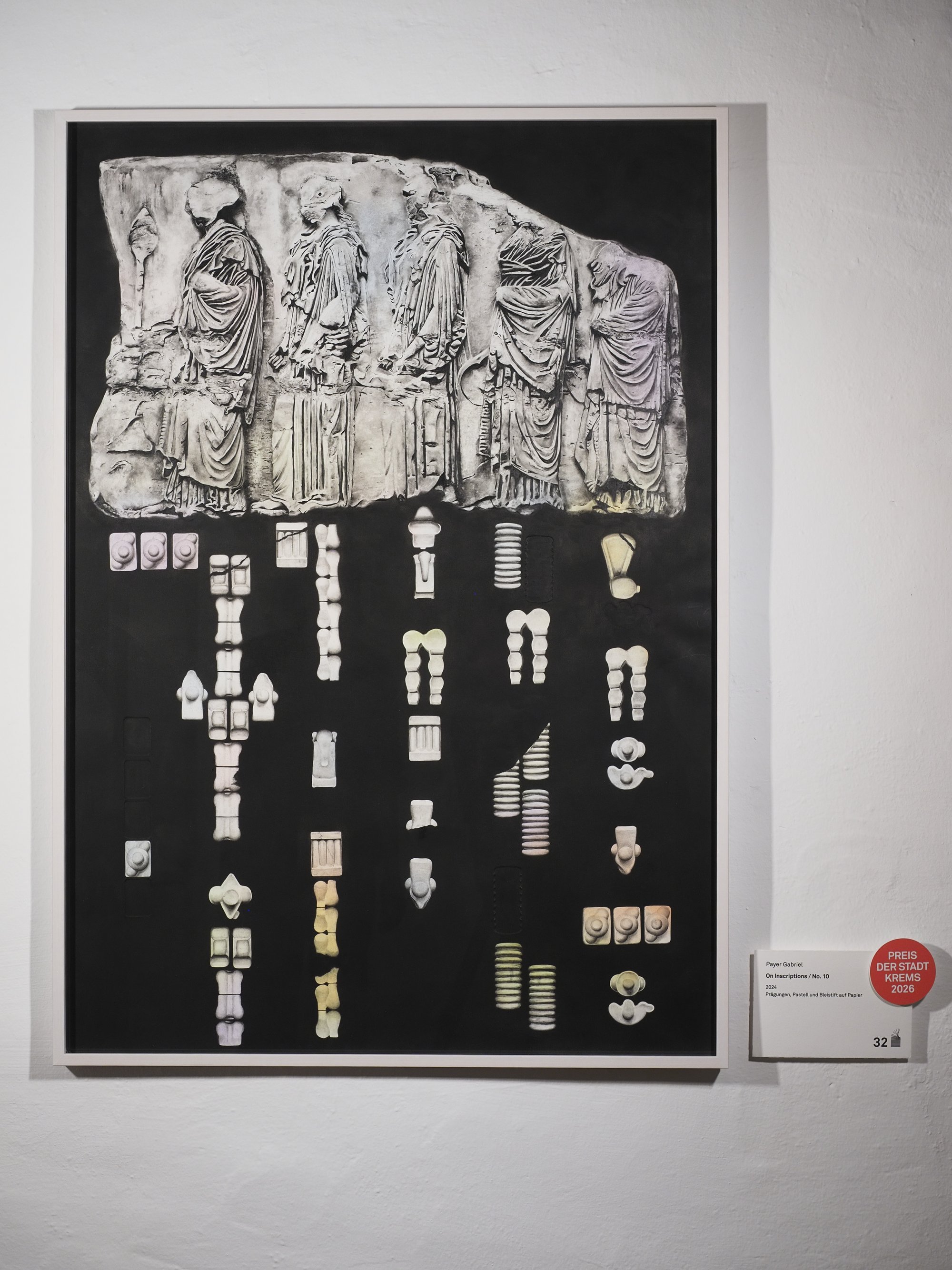 Payer Gabriel (Künstler*innen Kollektiv: Micha Payer/ Martin Gabriel: Erich Grabner Preis der Stadt Krems. Dotiert mit EUR 4.000 sowie einer Einzelausstellung in der galeriekrems. 1 Werk: O.T./ Tableau No 10, 2024. Werkinfo:Die Zeichnung ist Teil der Serie "On Inscriptions", die sich mit der Darstellbarkeit von Wissen und der Rolle der Zeichnung in wissenschaftlichen Kontexten auseinandersetzt. Ausgangspunkt ist Bruno Latours Text "Visualization and Cognition: Drawing Things Together, der immutable mobiles als zentrale Visualisierungsstrategien beschreibt. Die Arbeit kombiniert ein Relief des Parthenon-Frieses mit abstrahierten Formen aus abgezeichneten Gipsabgüssen von Plastikverpackungen, die als Ornamente des Alltags gelesen werden können.