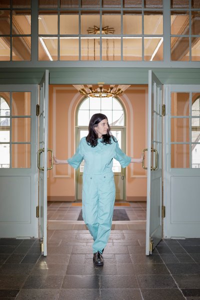 Anne Glassner beleuchtet Sozialgeschichte in der galeriekrems