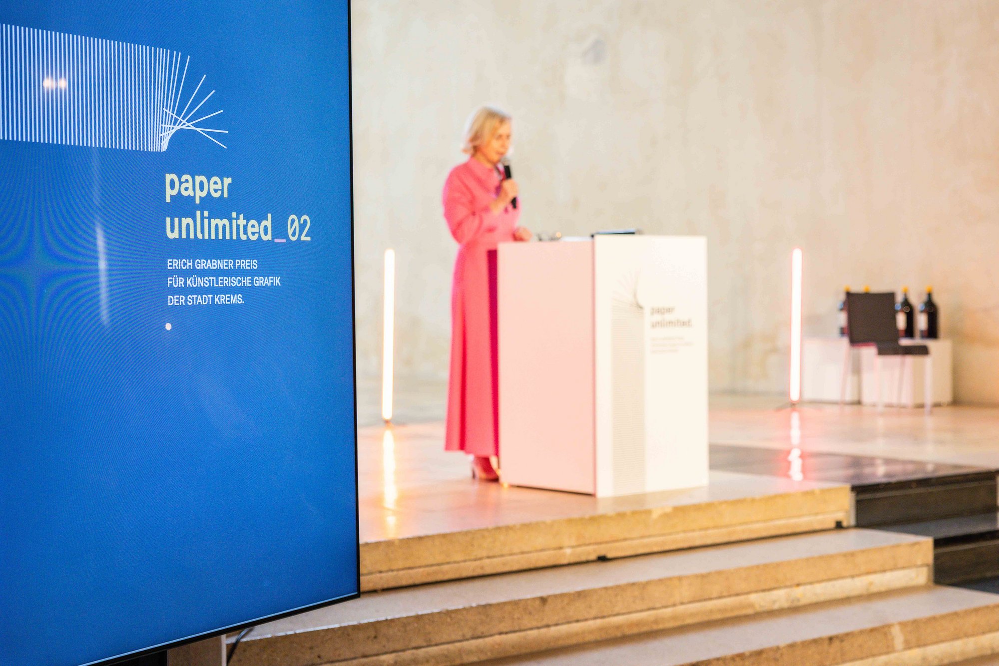 Doris Denk auf der Bühne der Dominikanerkirche Krems, bei der Preisverleihung des Erich Grabner Preises 2026