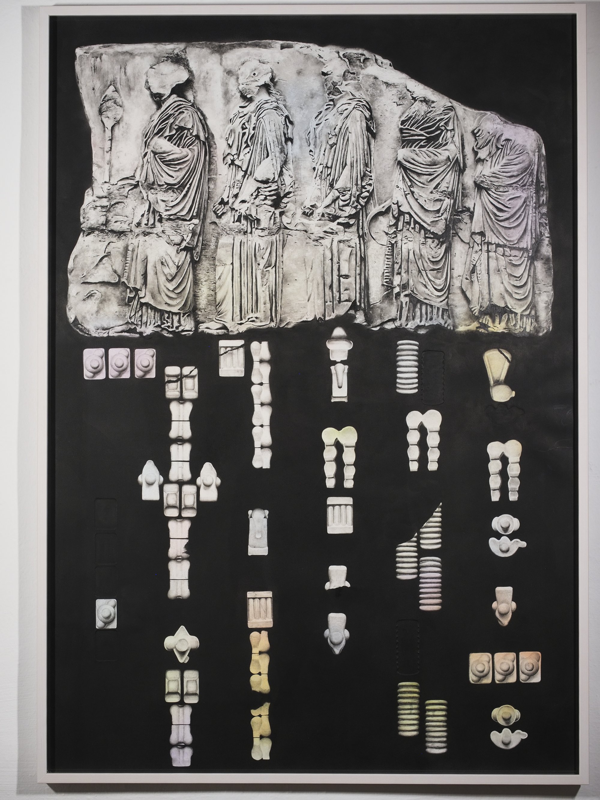 Payer Gabriel (Künstler*innen Kollektiv: Micha Payer/ Martin Gabriel: Erich Grabner Preis der Stadt Krems. Dotiert mit EUR 4.000 sowie einer Einzelausstellung in der galeriekrems. 1 Werk: O.T./ Tableau No 10, 2024. Werkinfo:Die Zeichnung ist Teil der Serie "On Inscriptions", die sich mit der Darstellbarkeit von Wissen und der Rolle der Zeichnung in wissenschaftlichen Kontexten auseinandersetzt. Ausgangspunkt ist Bruno Latours Text "Visualization and Cognition: Drawing Things Together, der immutable mobiles als zentrale Visualisierungsstrategien beschreibt. Die Arbeit kombiniert ein Relief des Parthenon-Frieses mit abstrahierten Formen aus abgezeichneten Gipsabgüssen von Plastikverpackungen, die als Ornamente des Alltags gelesen werden können.