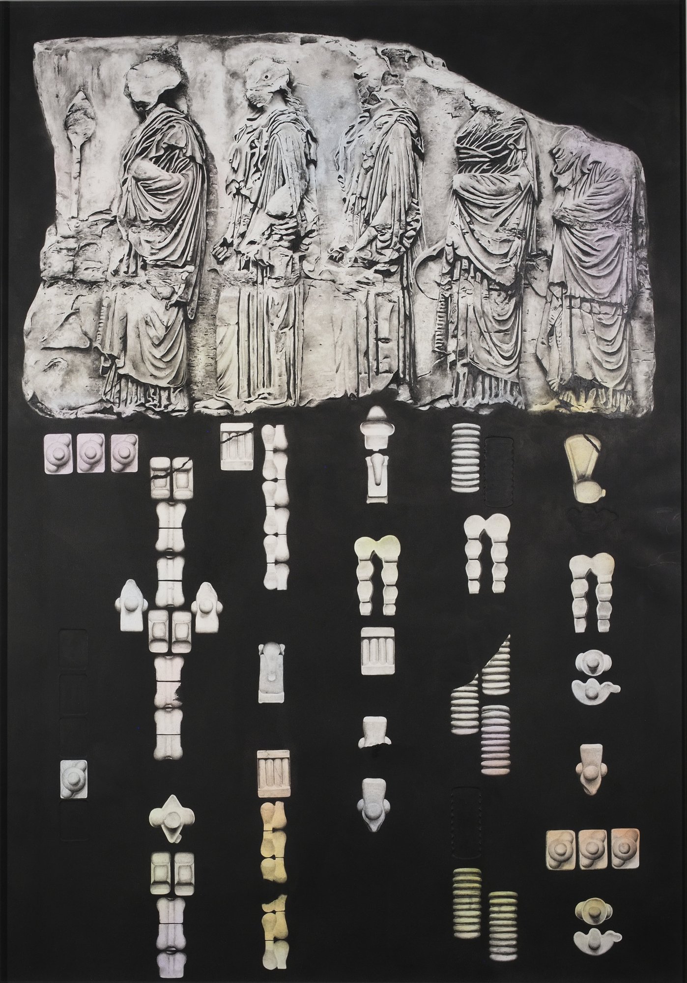 Payer Gabriel (Künstler*innen Kollektiv: Micha Payer/ Martin Gabriel: Erich Grabner Preis der Stadt Krems. Dotiert mit EUR 4.000 sowie einer Einzelausstellung in der galeriekrems. 1 Werk: O.T./ Tableau No 10, 2024. Werkinfo:Die Zeichnung ist Teil der Serie "On Inscriptions", die sich mit der Darstellbarkeit von Wissen und der Rolle der Zeichnung in wissenschaftlichen Kontexten auseinandersetzt. Ausgangspunkt ist Bruno Latours Text "Visualization and Cognition: Drawing Things Together, der immutable mobiles als zentrale Visualisierungsstrategien beschreibt. Die Arbeit kombiniert ein Relief des Parthenon-Frieses mit abstrahierten Formen aus abgezeichneten Gipsabgüssen von Plastikverpackungen, die als Ornamente des Alltags gelesen werden können.