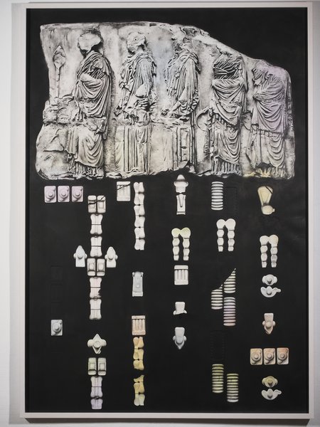 Payer Gabriel (Künstler*innen Kollektiv: Micha Payer/ Martin Gabriel: Erich Grabner Preis der Stadt Krems. Dotiert mit EUR 4.000 sowie einer Einzelausstellung in der galeriekrems. 1 Werk: O.T./ Tableau No 10, 2024. Werkinfo:Die Zeichnung ist Teil der Serie "On Inscriptions", die sich mit der Darstellbarkeit von Wissen und der Rolle der Zeichnung in wissenschaftlichen Kontexten auseinandersetzt. Ausgangspunkt ist Bruno Latours Text "Visualization and Cognition: Drawing Things Together, der immutable mobiles als zentrale Visualisierungsstrategien beschreibt. Die Arbeit kombiniert ein Relief des Parthenon-Frieses mit abstrahierten Formen aus abgezeichneten Gipsabgüssen von Plastikverpackungen, die als Ornamente des Alltags gelesen werden können.