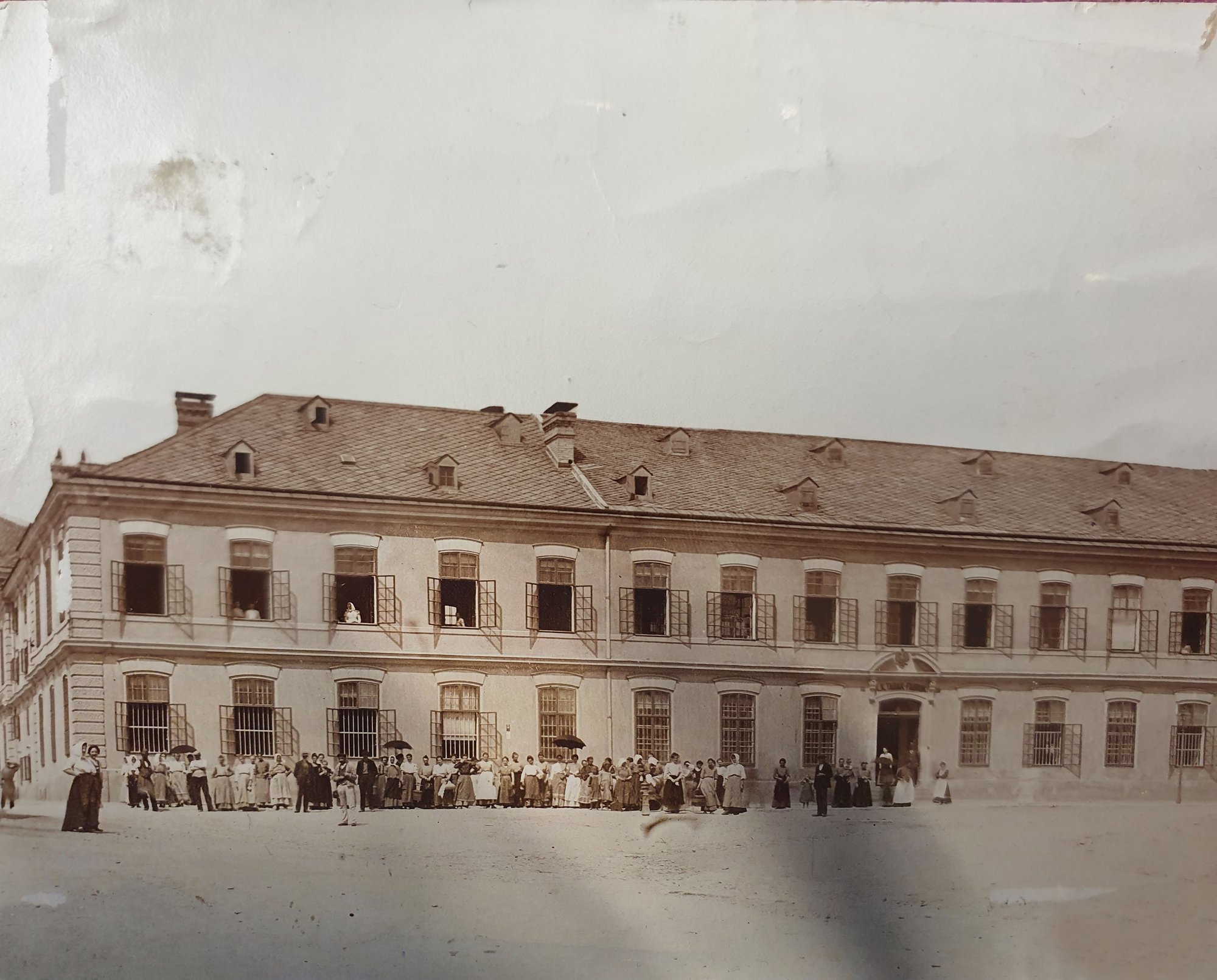 Die ehemalige Tabakfabrik in Stein, hier im Bild um 1880, beherbergt heute die Kunsthalle Krems.