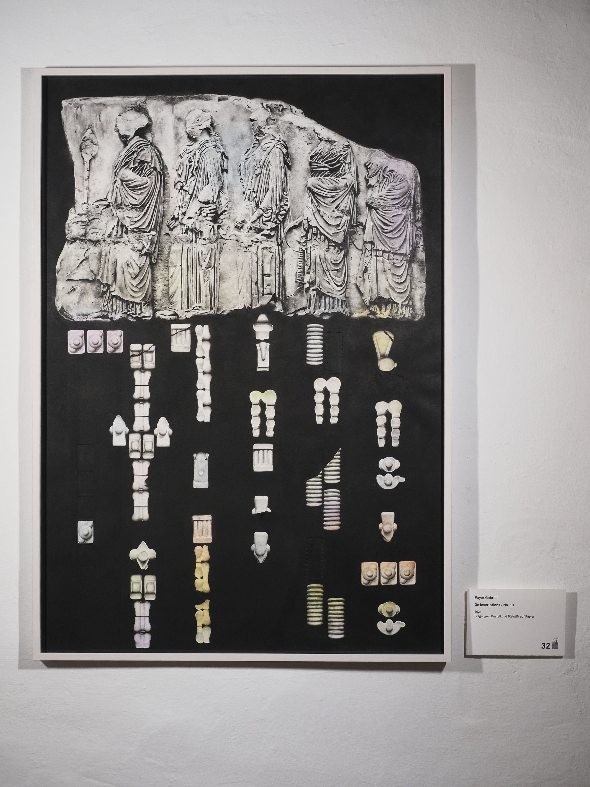 Payer Gabriel (Künstler*innen Kollektiv: Micha Payer/ Martin Gabriel: Erich Grabner Preis der Stadt Krems. Dotiert mit EUR 4.000 sowie einer Einzelausstellung in der galeriekrems. 1 Werk: O.T./ Tableau No 10, 2024. Werkinfo:Die Zeichnung ist Teil der Serie "On Inscriptions", die sich mit der Darstellbarkeit von Wissen und der Rolle der Zeichnung in wissenschaftlichen Kontexten auseinandersetzt. Ausgangspunkt ist Bruno Latours Text "Visualization and Cognition: Drawing Things Together, der immutable mobiles als zentrale Visualisierungsstrategien beschreibt. Die Arbeit kombiniert ein Relief des Parthenon-Frieses mit abstrahierten Formen aus abgezeichneten Gipsabgüssen von Plastikverpackungen, die als Ornamente des Alltags gelesen werden können.