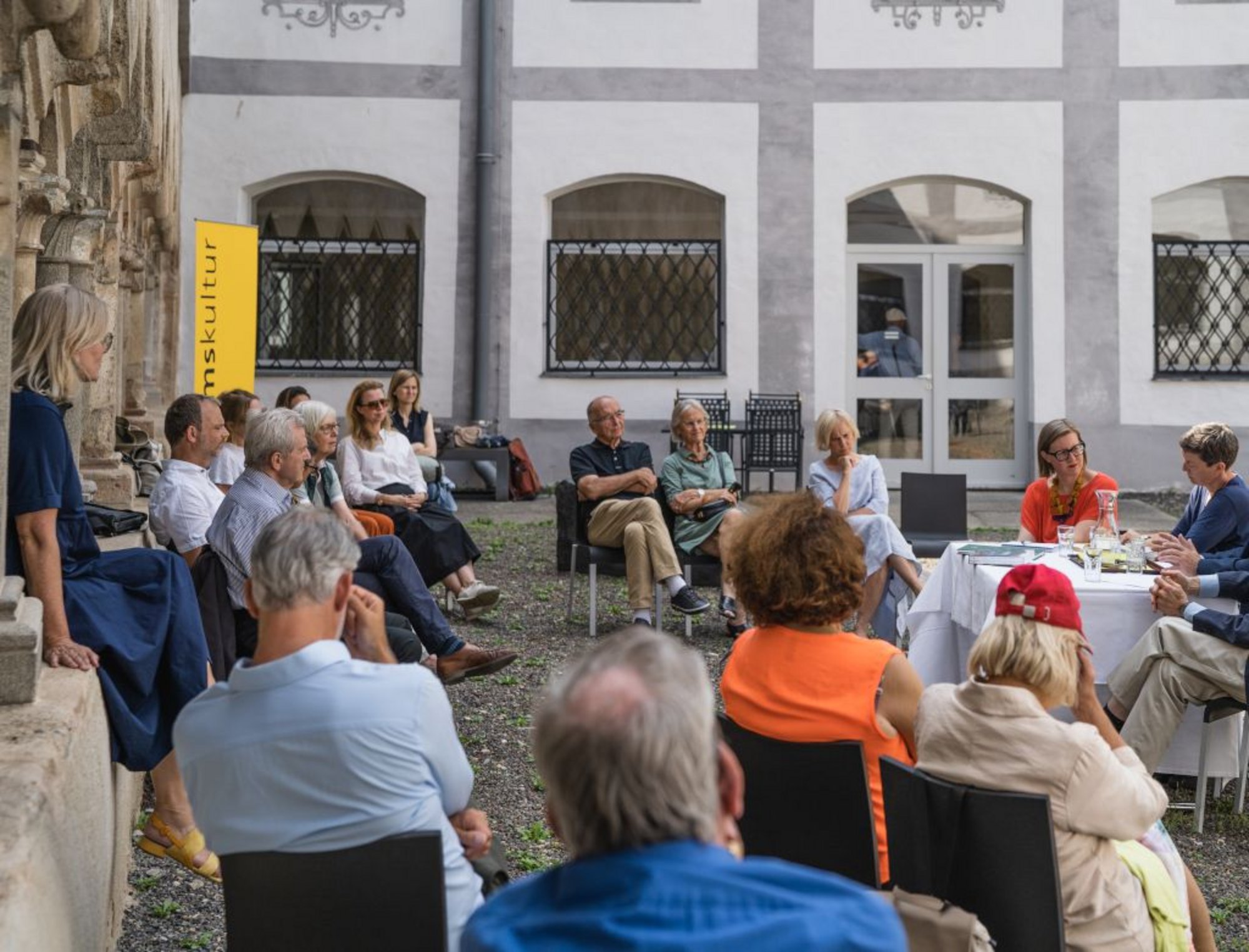 Ansicht der Veranstaltung "Im Dialog", die im Innenhof des museumkrems stattfand.