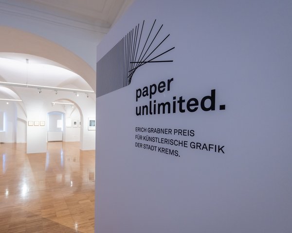 Das Bild zeigt den Eingang zur Ausstellung paper unlimited.